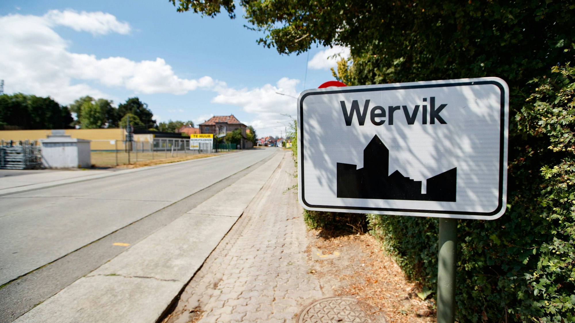 Ein Ortsschild der belgischen Stadt Wervik in Flandern.