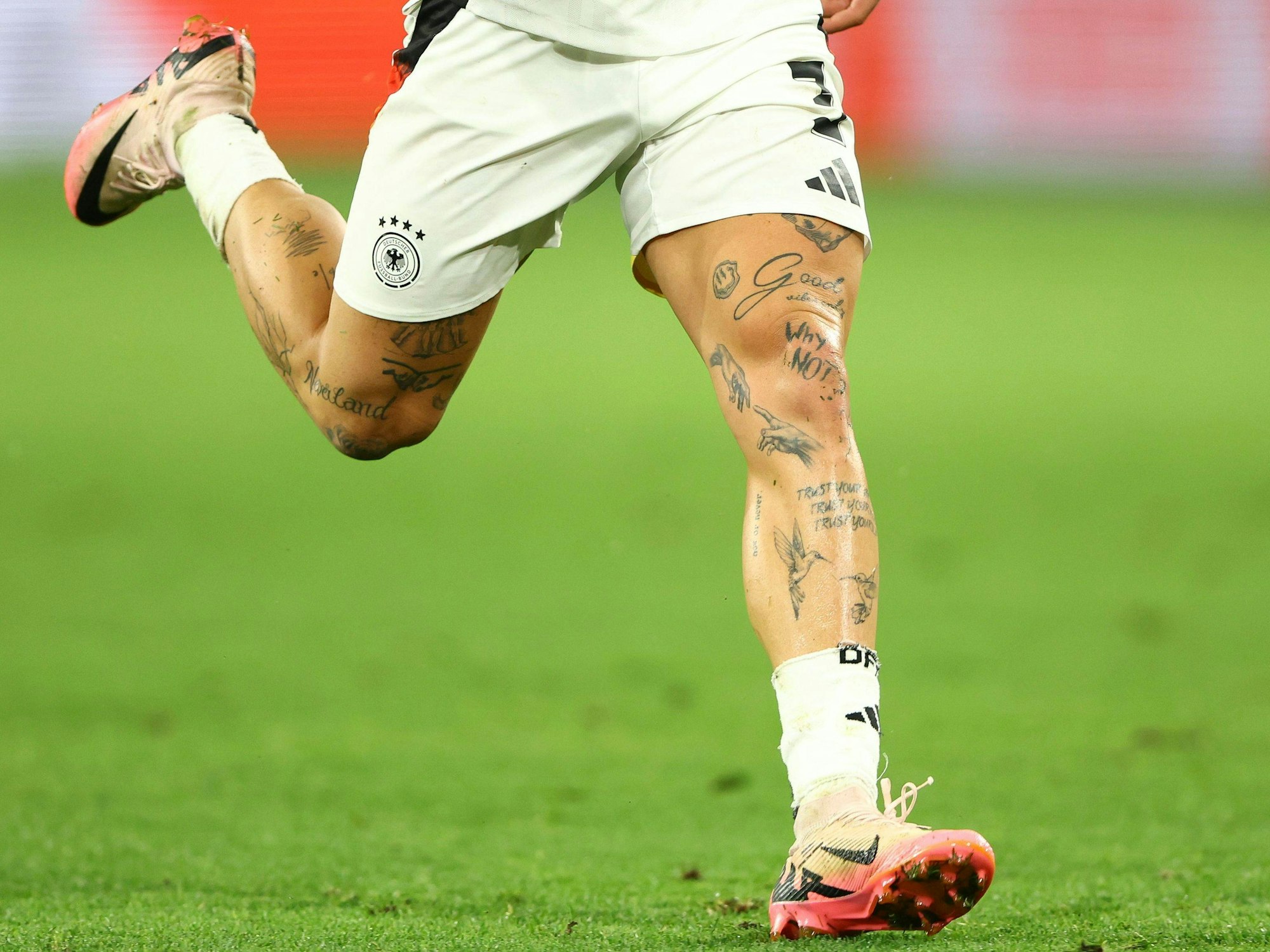 Die tätowierten Beine des deutschen Nationalspielers David Raum. (Foto: 29. Juni 2024)