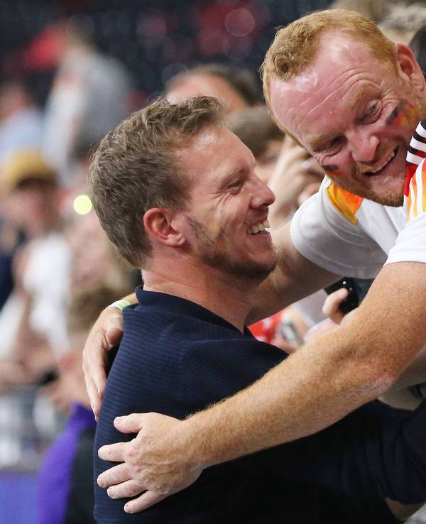 Julian Nagelsmann umarmt nach einem Deutschland-Spiel bei der EM 2024 seinen Bruder André.