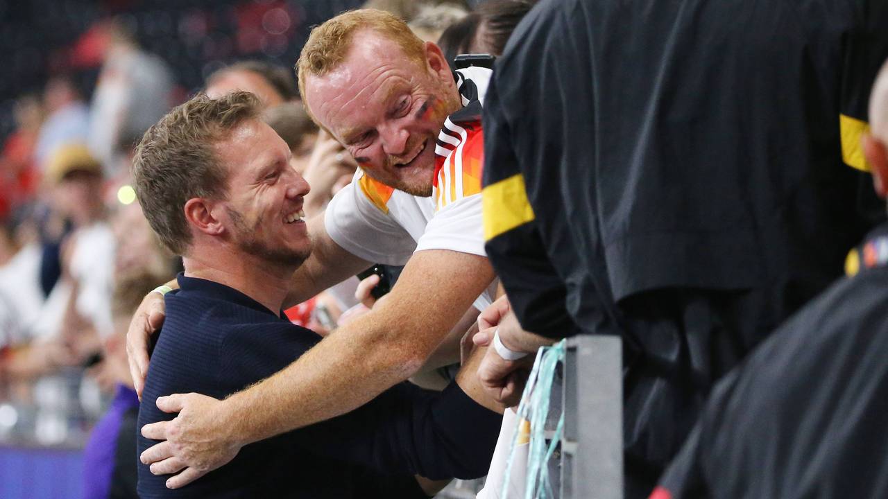 Julian Nagelsmann umarmt nach einem Deutschland-Spiel bei der EM 2024 seinen Bruder André.