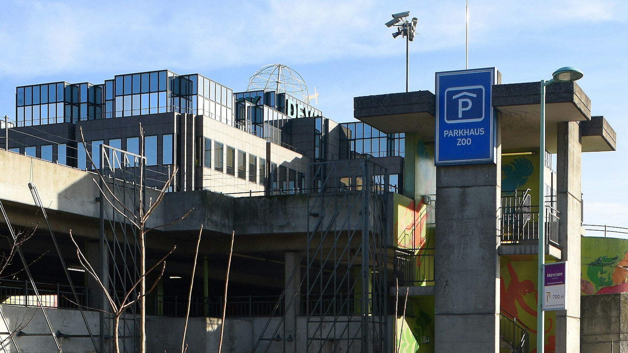 Das Parkhaus am Kölner Zoo, dahinter die Zentrale der DEVK.