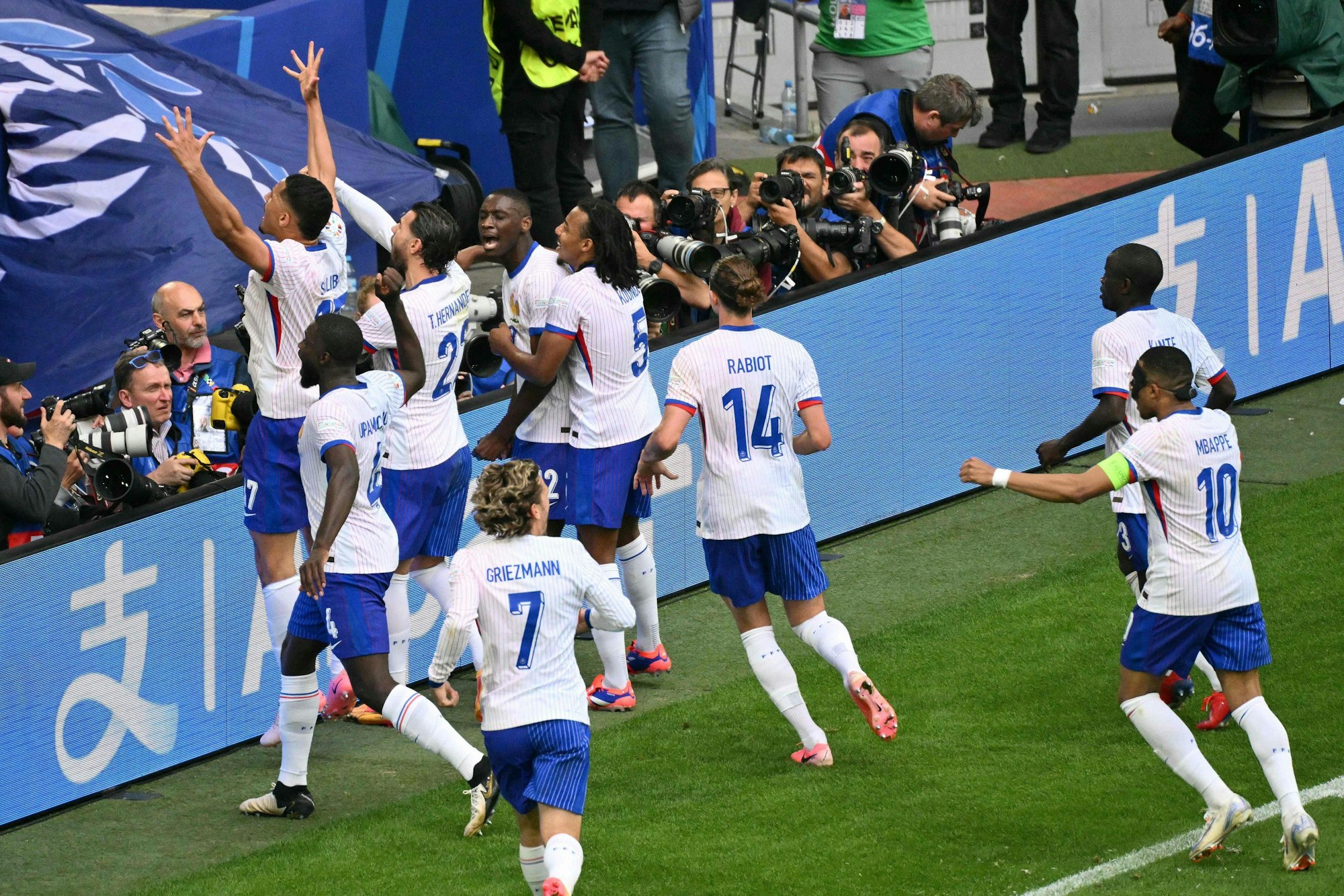 Die Frankreich-Profis bejubeln am Montag (1. Juli 2024) den Siegtreffer im EM-Achtelfinale gegen Belgien.