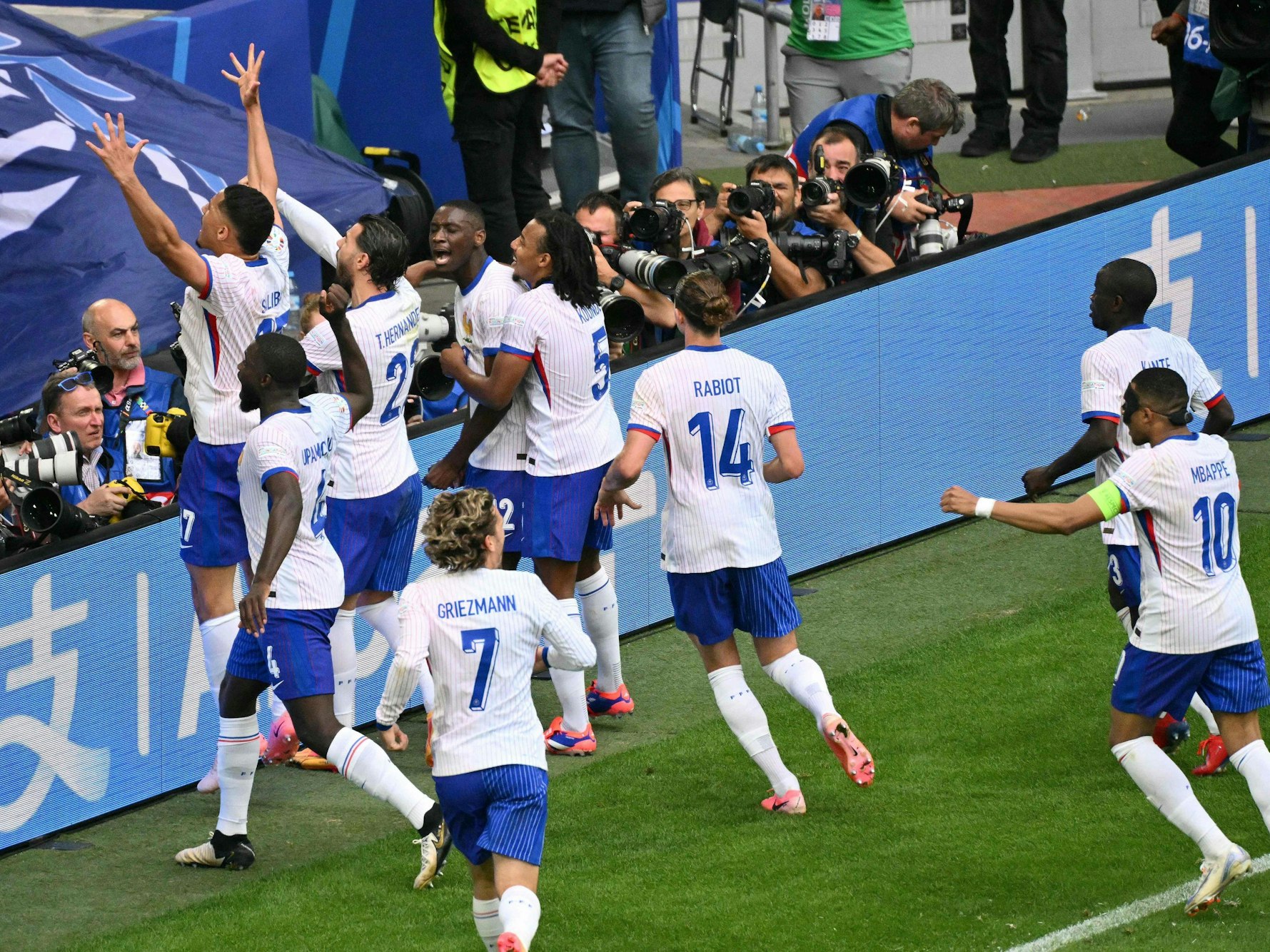 Die Frankreich-Profis bejubeln am Montag (1. Juli 2024) den Siegtreffer im EM-Achtelfinale gegen Belgien.