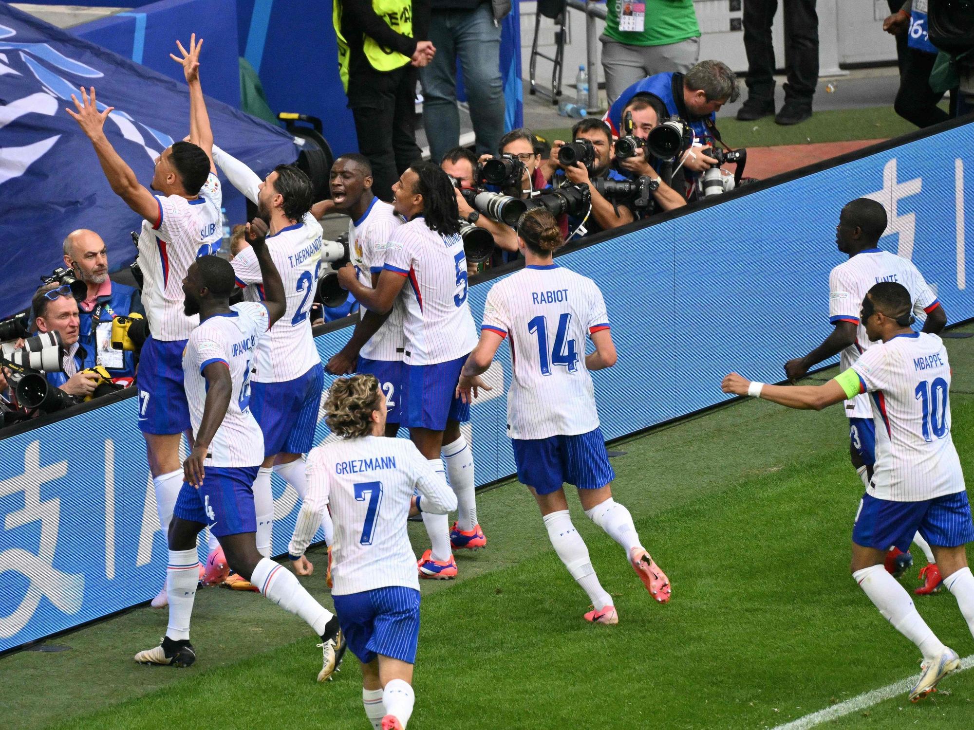 Die Frankreich-Profis bejubeln am Montag (1. Juli 2024) den Siegtreffer im EM-Achtelfinale gegen Belgien.