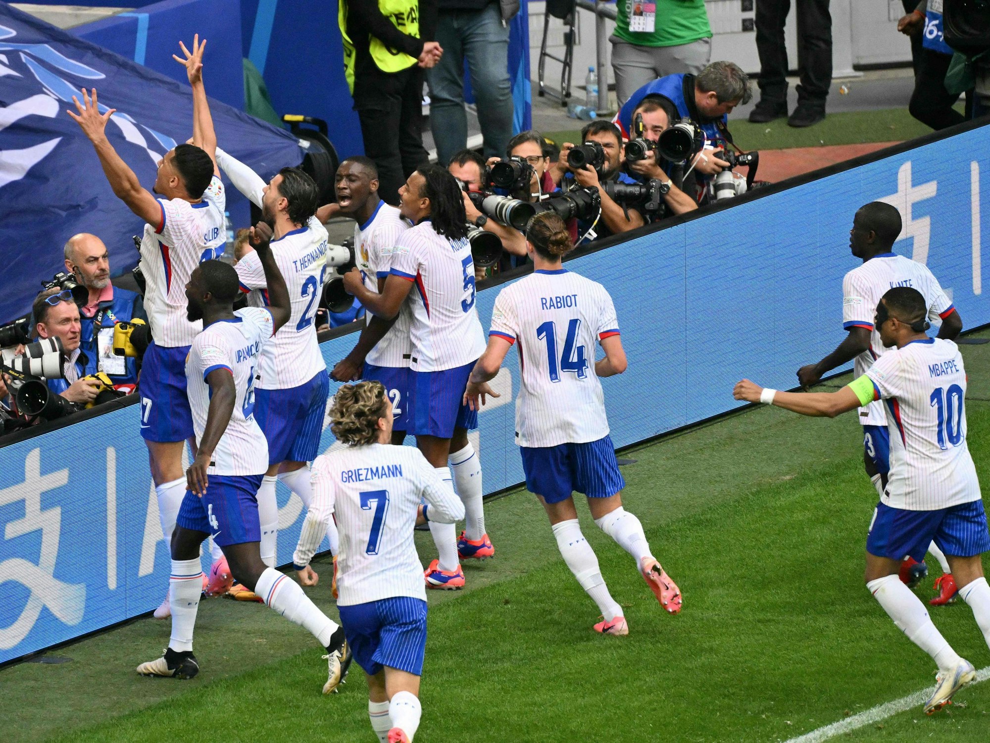 Die Frankreich-Profis bejubeln am Montag (1. Juli 2024) den Siegtreffer im EM-Achtelfinale gegen Belgien.