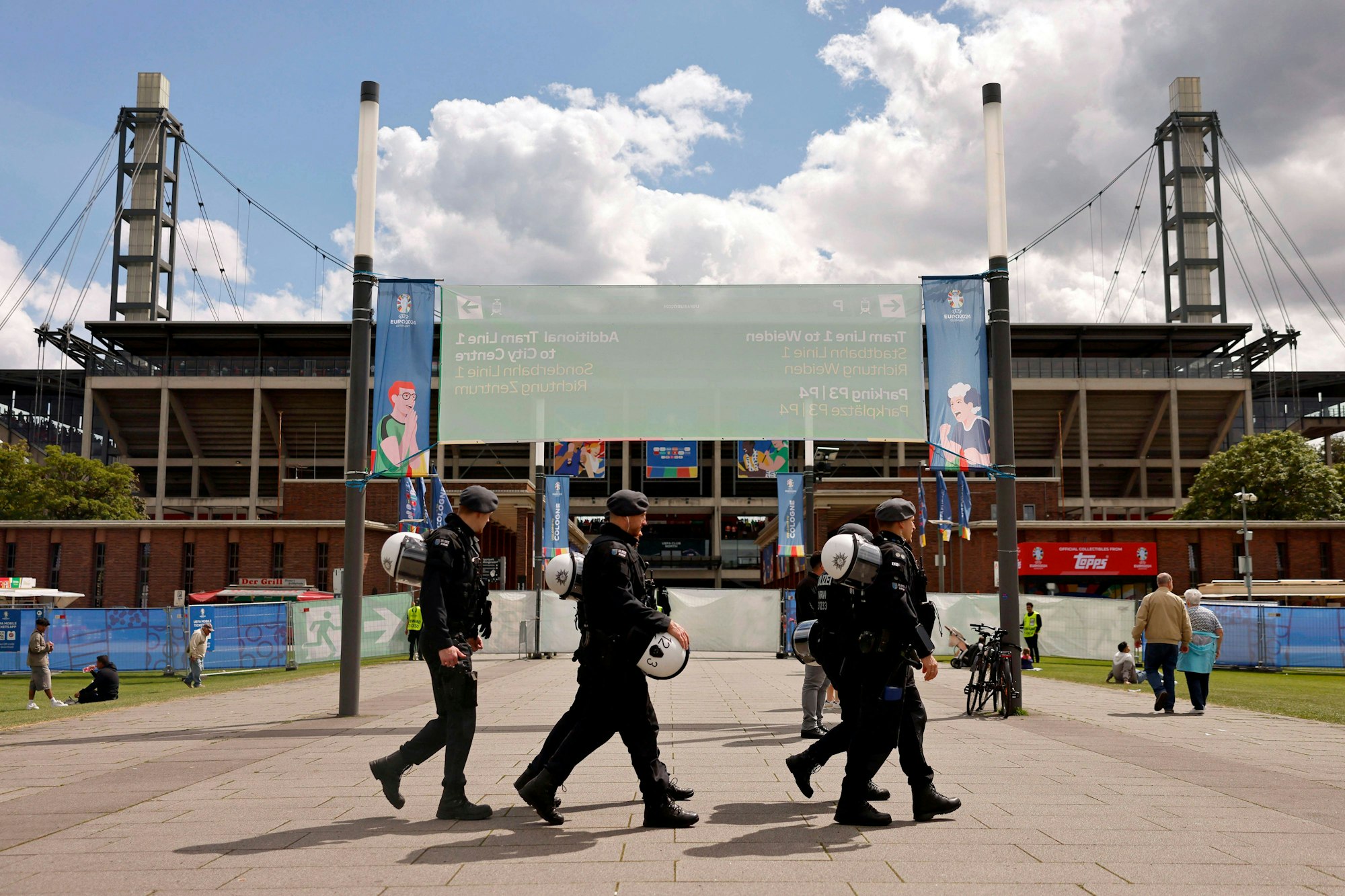 Die Polizei vor dem Kölner Stadion im Rahmen eines EM-Spiels.