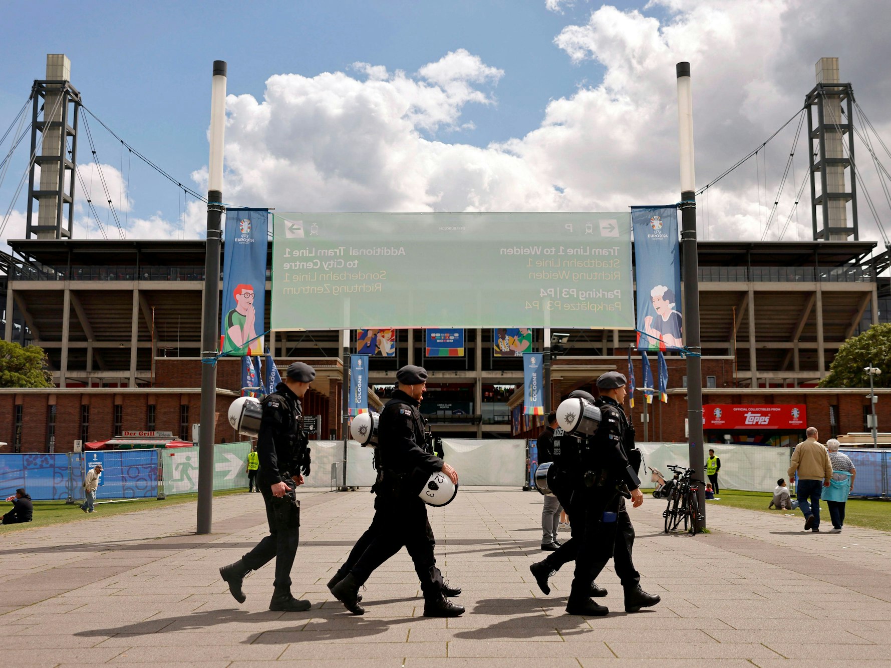 Die Polizei vor dem Kölner Stadion im Rahmen eines EM-Spiels.