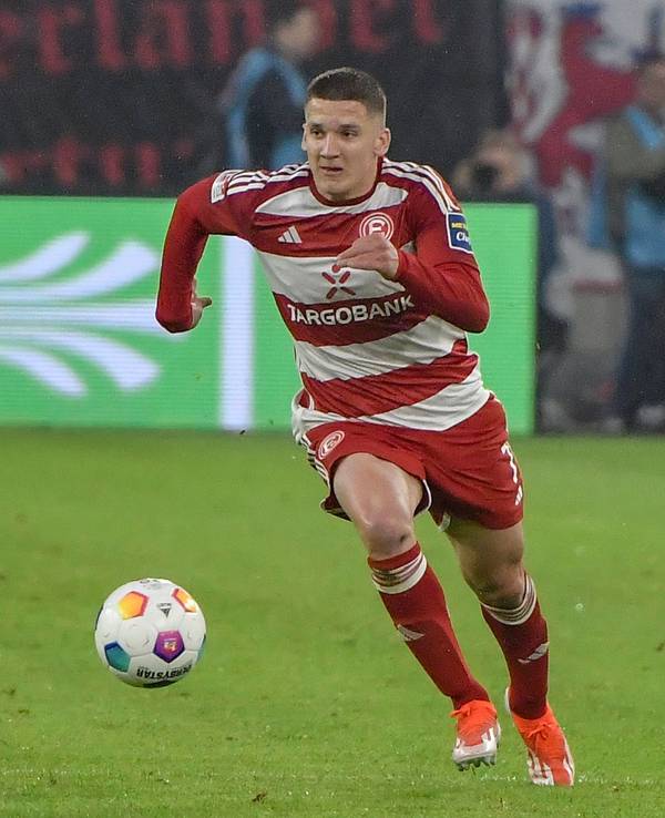 Christos Tzolis am Ball während des Rückspiels in der Relegation gegen den VfL Bochum.