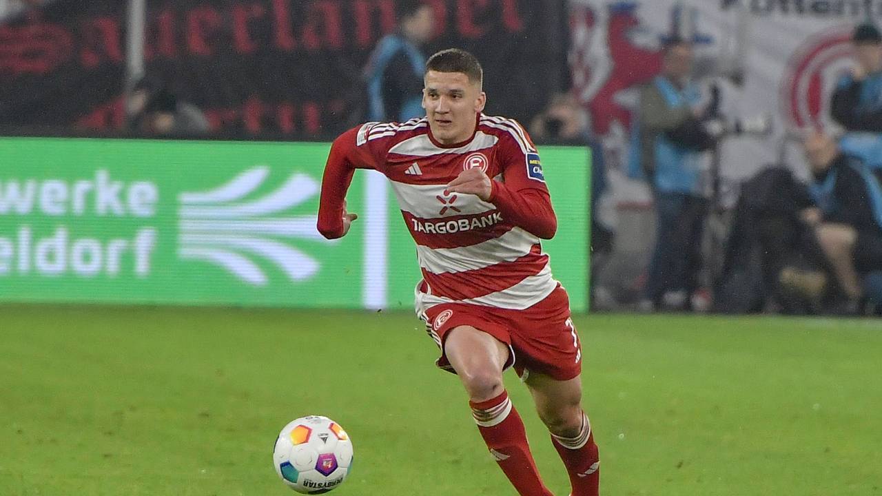 Christos Tzolis am Ball während des Rückspiels in der Relegation gegen den VfL Bochum.
