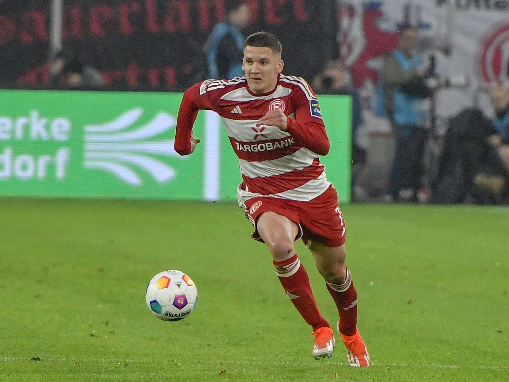 Christos Tzolis am Ball während des Rückspiels in der Relegation gegen den VfL Bochum.