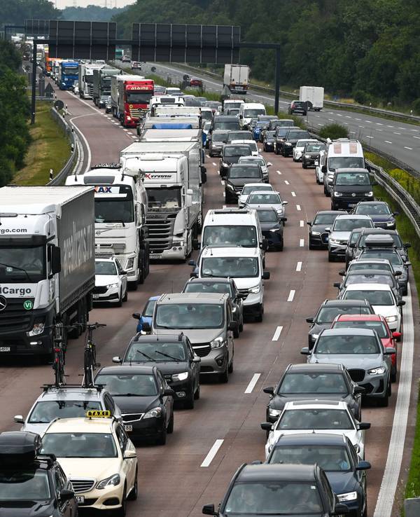 Stau auf der A9 bei Vockerode. In mehreren Bundesländern haben die Sommerferien begonnen. Auf den Autobahnen ist das Verkehrsaufkommen damit höher.
