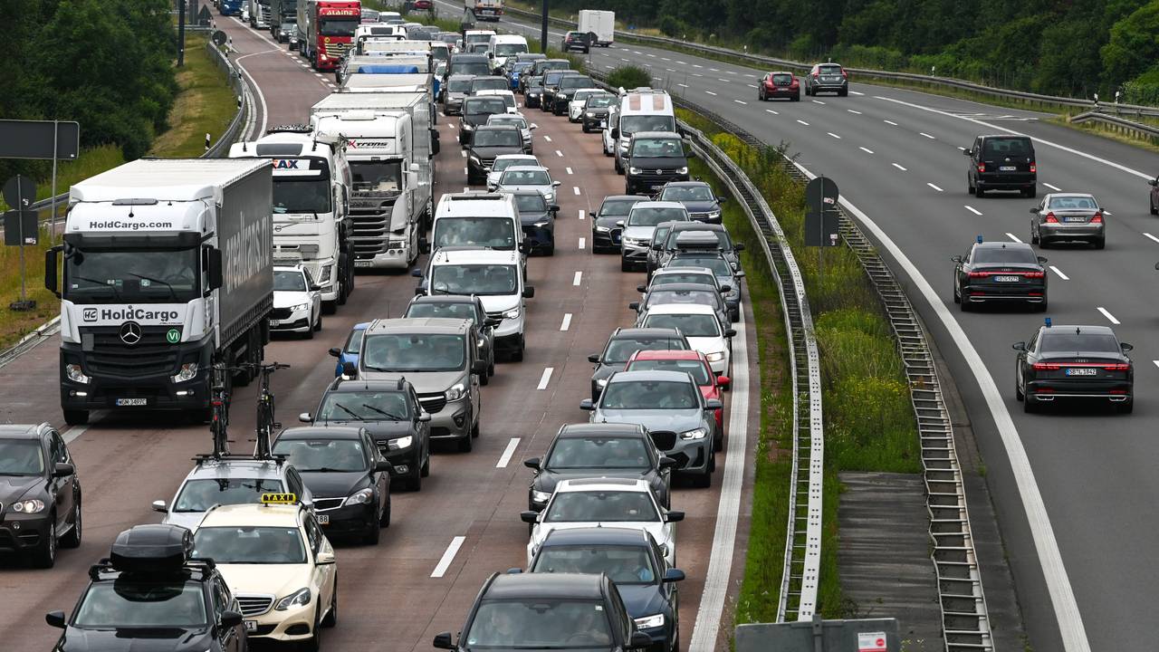Stau auf der A9 bei Vockerode. In mehreren Bundesländern haben die Sommerferien begonnen. Auf den Autobahnen ist das Verkehrsaufkommen damit höher.