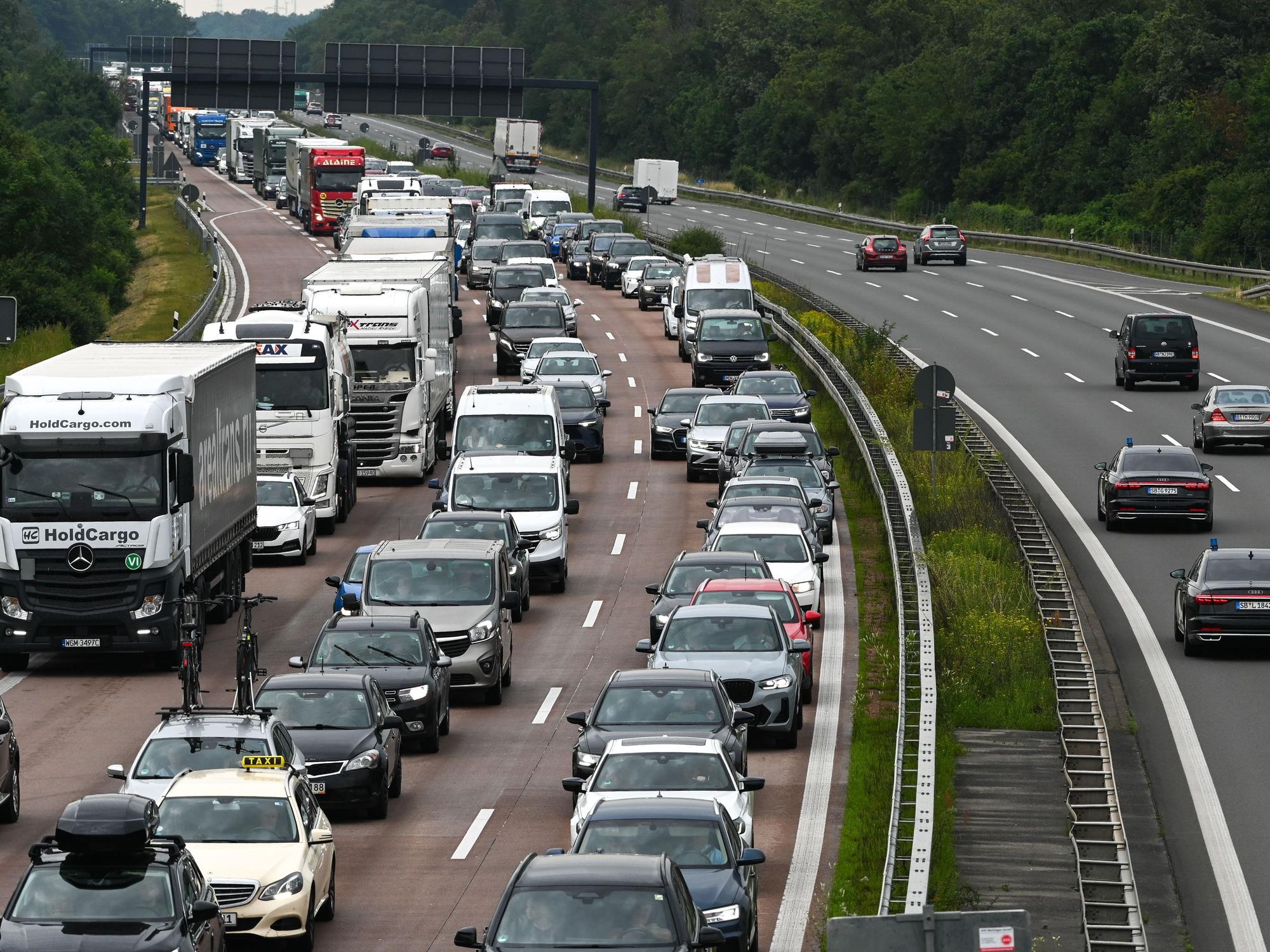 Stau auf der A9 bei Vockerode. In mehreren Bundesländern haben die Sommerferien begonnen. Auf den Autobahnen ist das Verkehrsaufkommen damit höher.