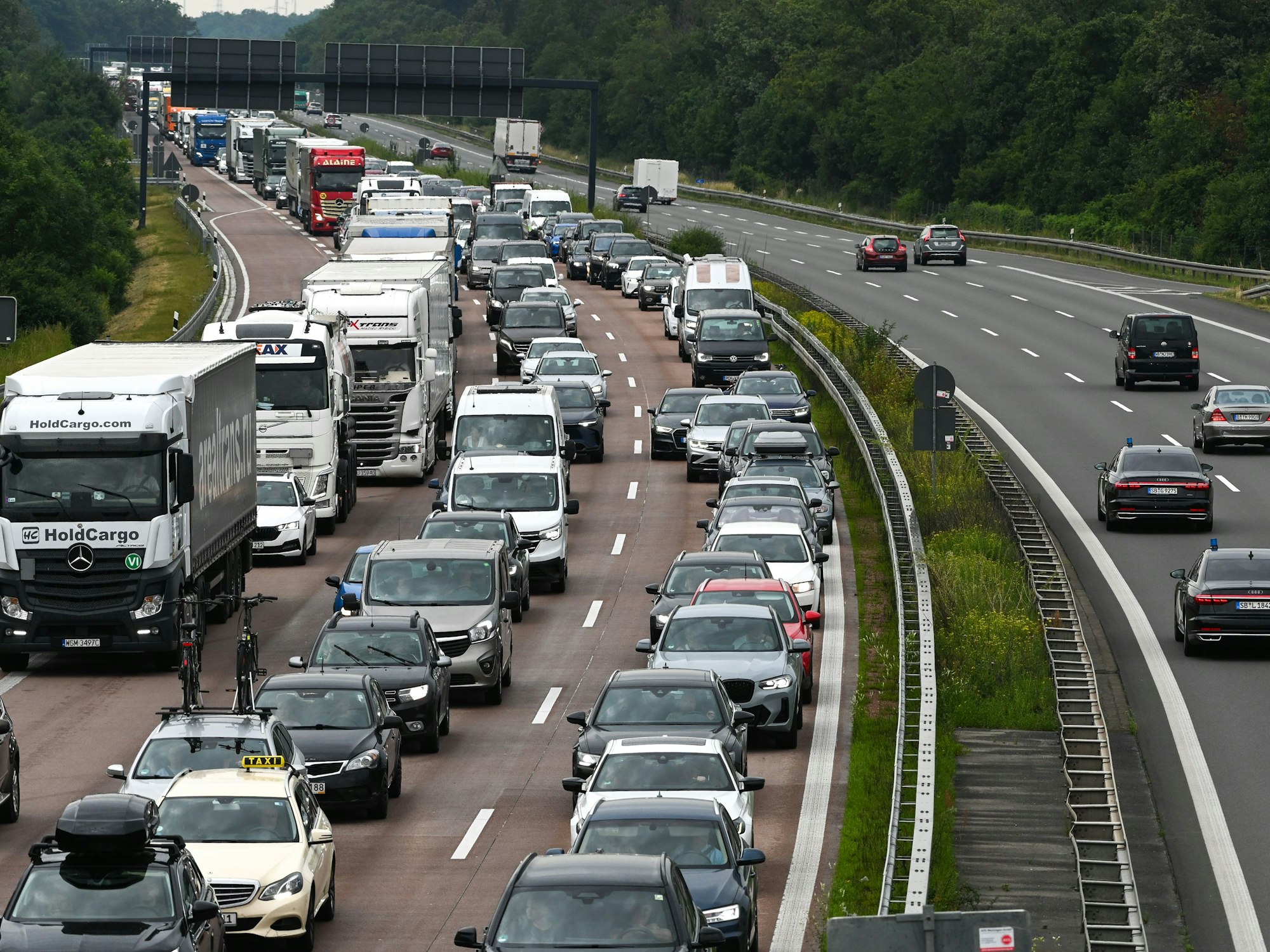 Stau auf der A9 bei Vockerode. In mehreren Bundesländern haben die Sommerferien begonnen. Auf den Autobahnen ist das Verkehrsaufkommen damit höher.