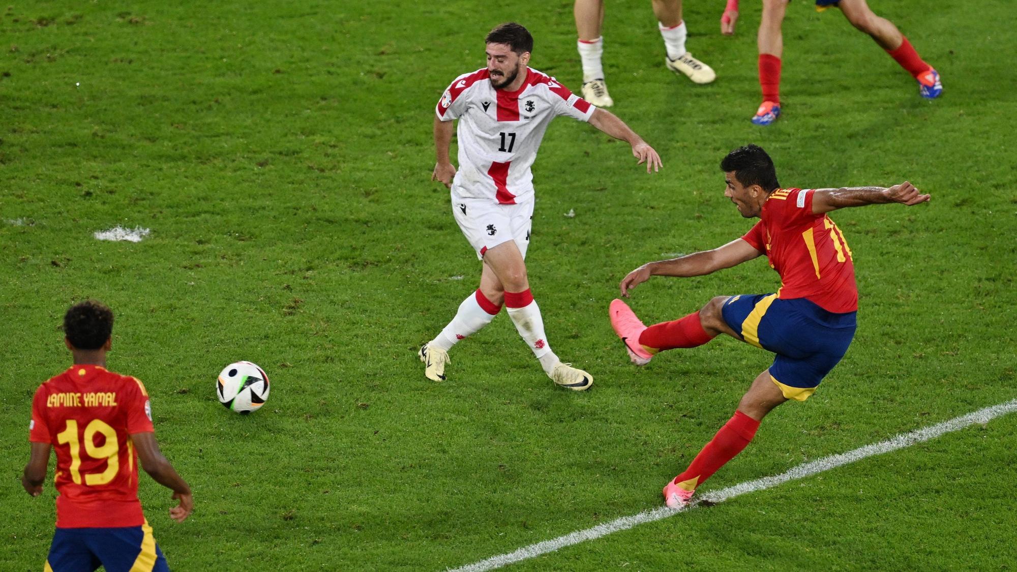 Spaniens Rodri (r) zieht ab und erzielt das Tor zum 1:1.
