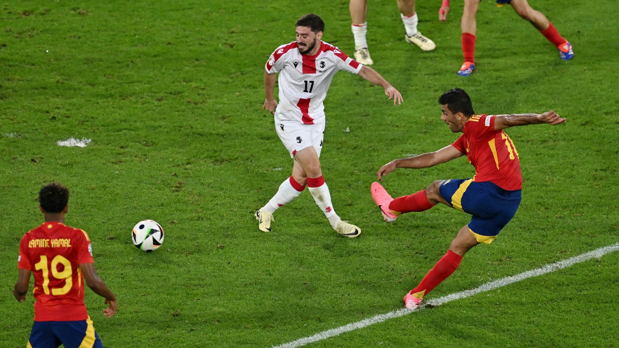 Spaniens Rodri (r) zieht ab und erzielt das Tor zum 1:1.