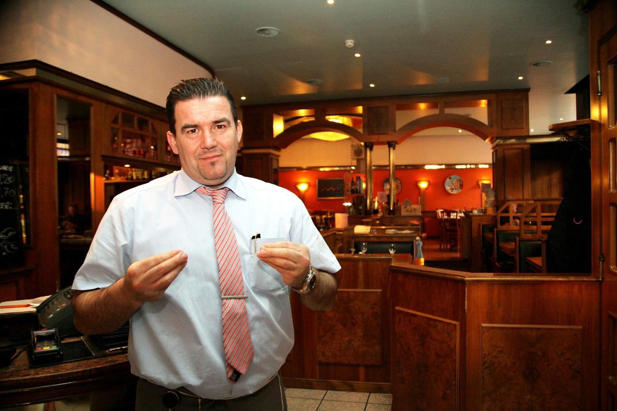 Ein Mann steht in einem Restaurant.