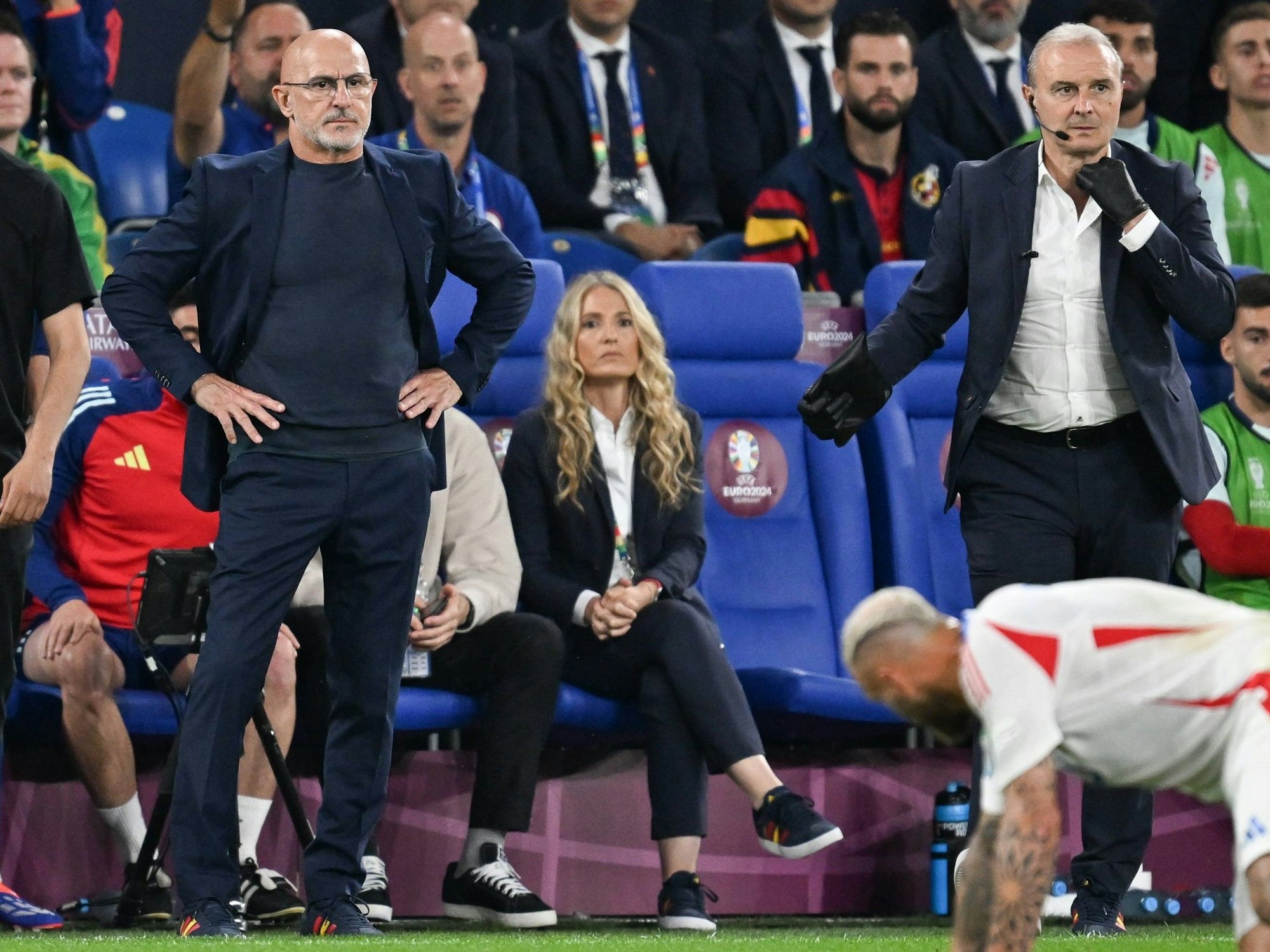 Die spanische Trainerbank beim EM-Spiel gegen Italien. Hinter Nationaltrainer Luis de la Fuente sitzt Nuria Martínez Navas.
