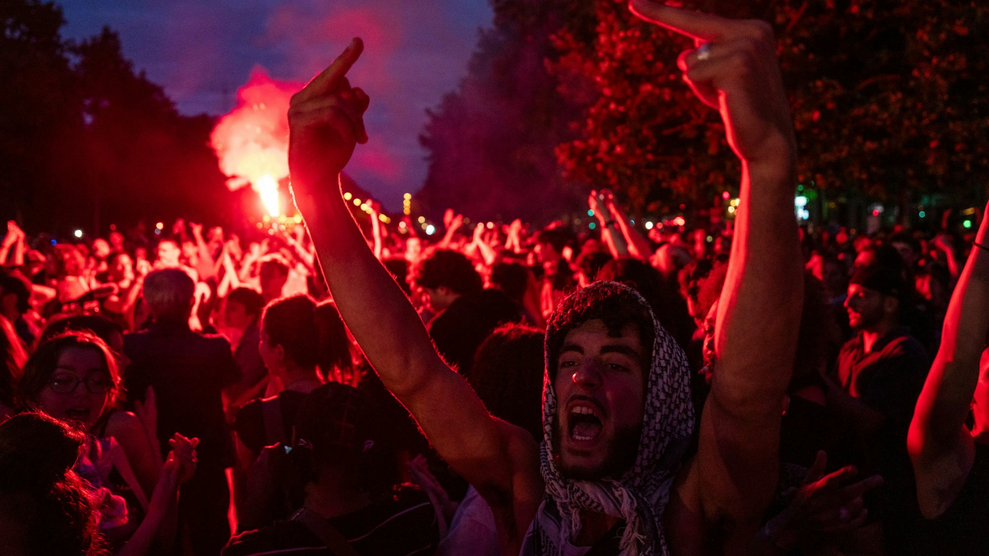 Menschen versammeln sich am 30. Juni auf dem Platz der Republik während einer Demonstration gegen die rechtsnationale Rassemblement National, die in der ersten Runde der Parlamentswahlen einen deutlichen Vorsprung erzielte.