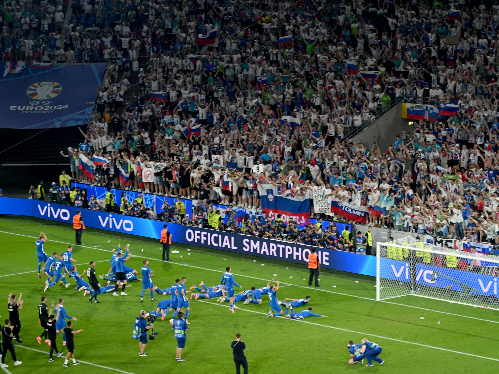 Slowenische Spieler feiern vor der Tribüne mit den Fans nach dem 0:0 gegen England.