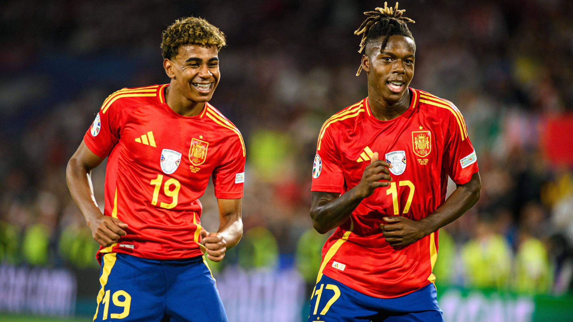 Lamine Yamal und Nico Williams feiern ein Tor.