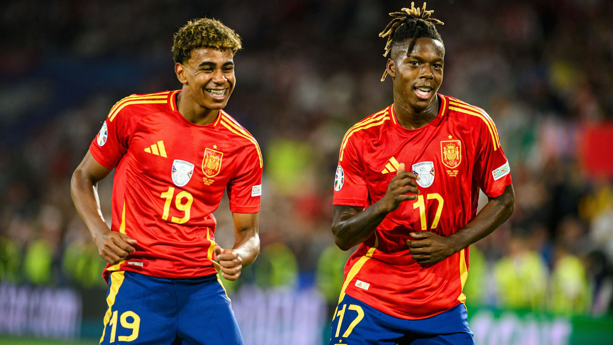 Lamine Yamal und Nico Williams feiern ein Tor.