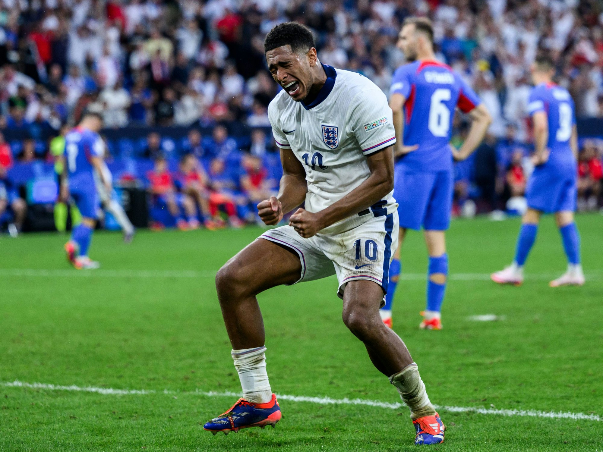 Jude Bellingham jubelt nach dem Sieg von England im EM-Achtelfinale.