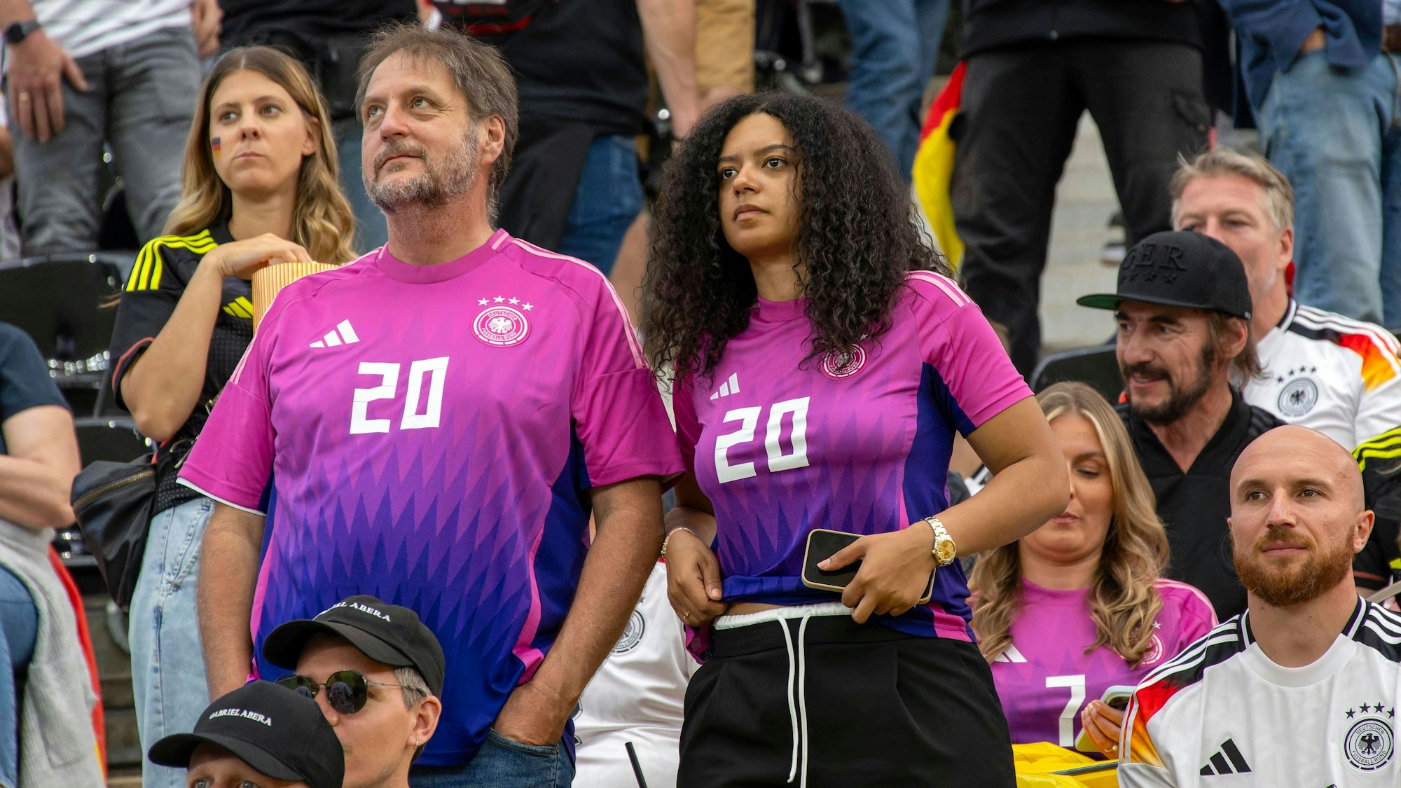 Die Schwester und der Vater von Benjamin Henrichs auf der Tribüne.