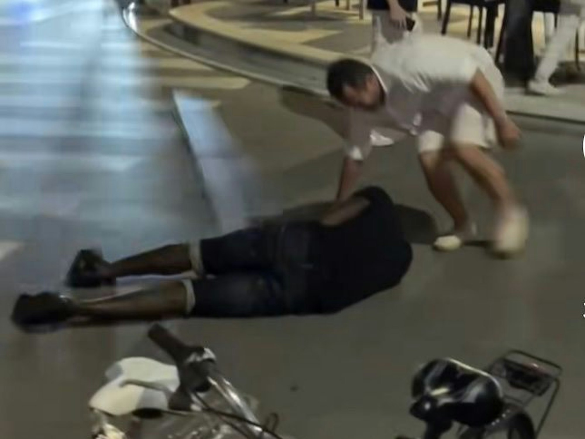 Mario Balotelli liegt mitten auf der Straße in Udine.