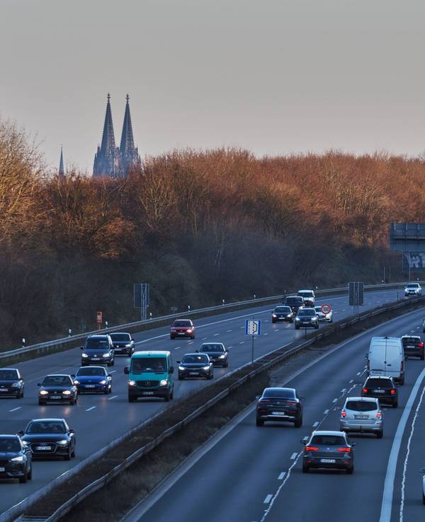Auf der A57 kam es am Samstagmorgen zu einem heftigen Unfall (Archivfoto).