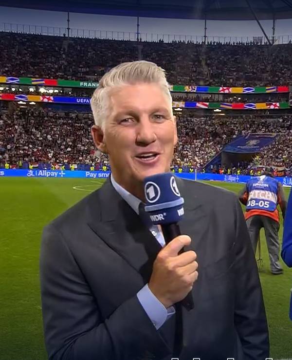 Bastian Schweinsteiger und Esther Sedlaczek bei der ARD-Übertragung des EM-Spiels zwischen Portugal und Slowenien am Montag (1. Juli 2024).
