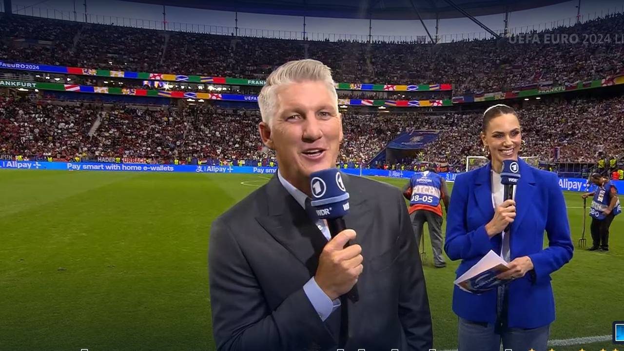 Bastian Schweinsteiger und Esther Sedlaczek bei der ARD-Übertragung des EM-Spiels zwischen Portugal und Slowenien am Montag (1. Juli 2024).