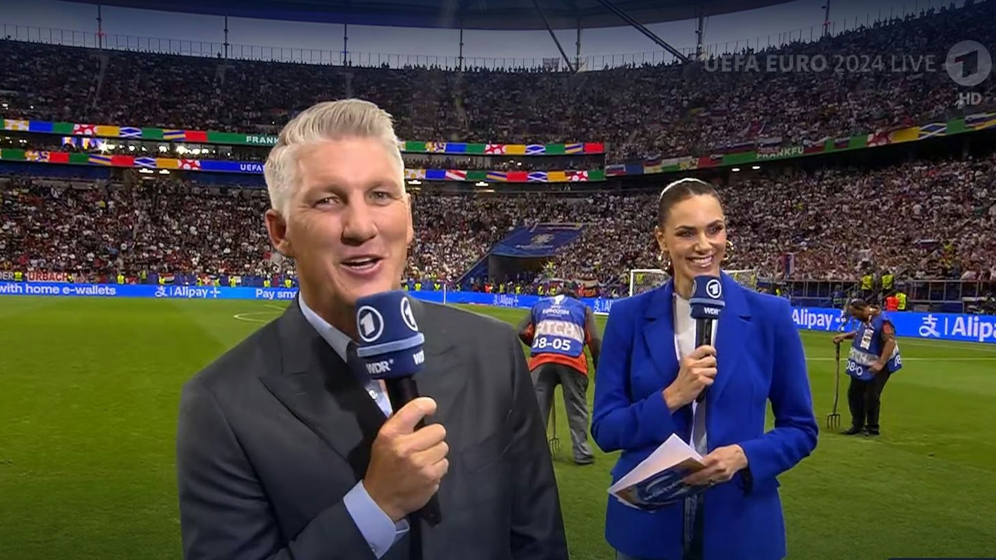 Bastian Schweinsteiger und Esther Sedlaczek bei der ARD-Übertragung des EM-Spiels zwischen Portugal und Slowenien am Montag (1. Juli 2024).