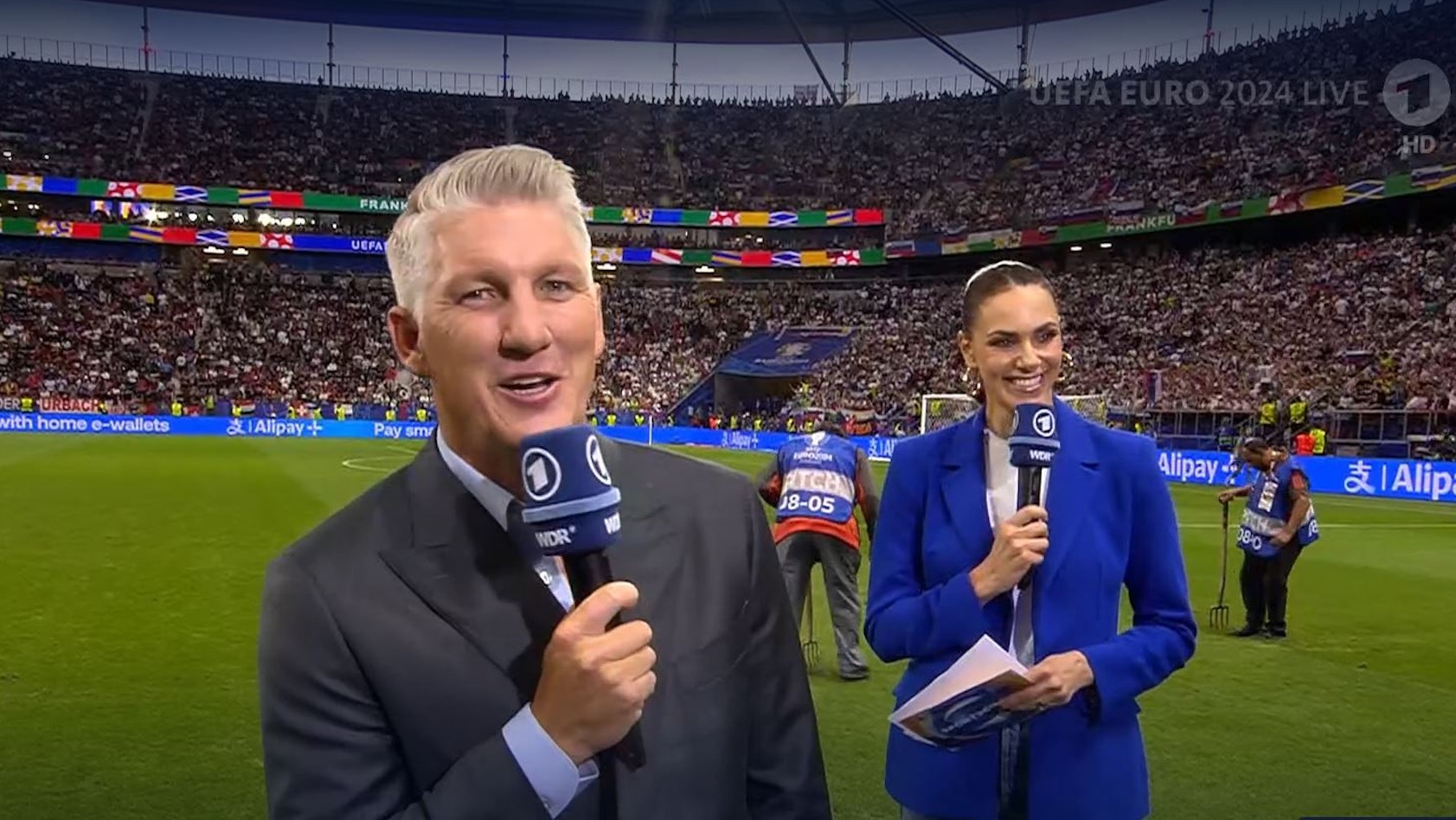Bastian Schweinsteiger und Esther Sedlaczek bei der ARD-Übertragung des EM-Spiels zwischen Portugal und Slowenien am Montag (1. Juli 2024).
