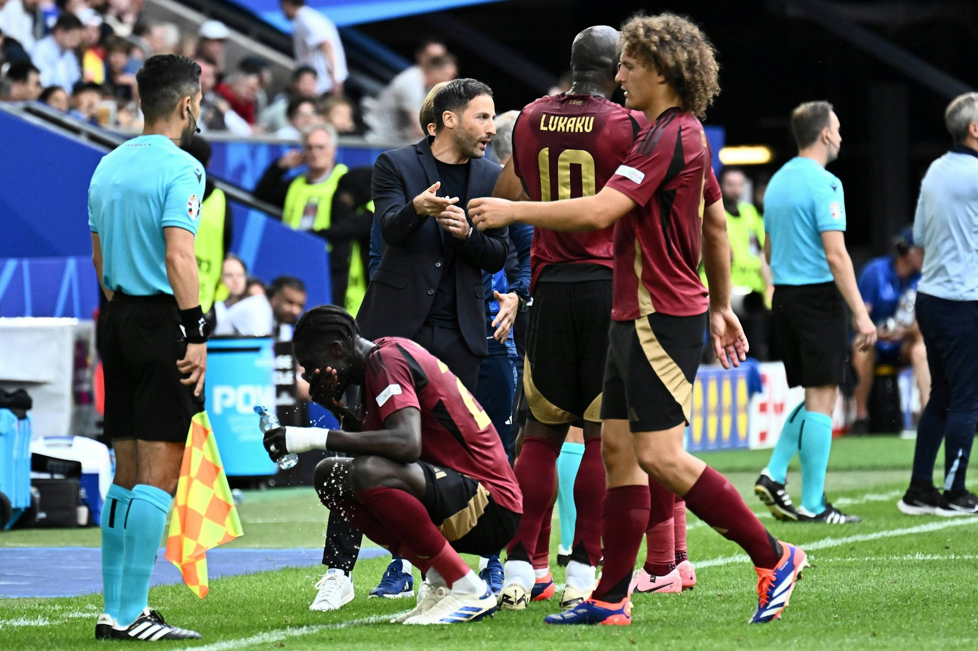 Domenico Tedesco spricht mit seinen Belgien-Spielern beim EM-Spiel gegen Frankreich.