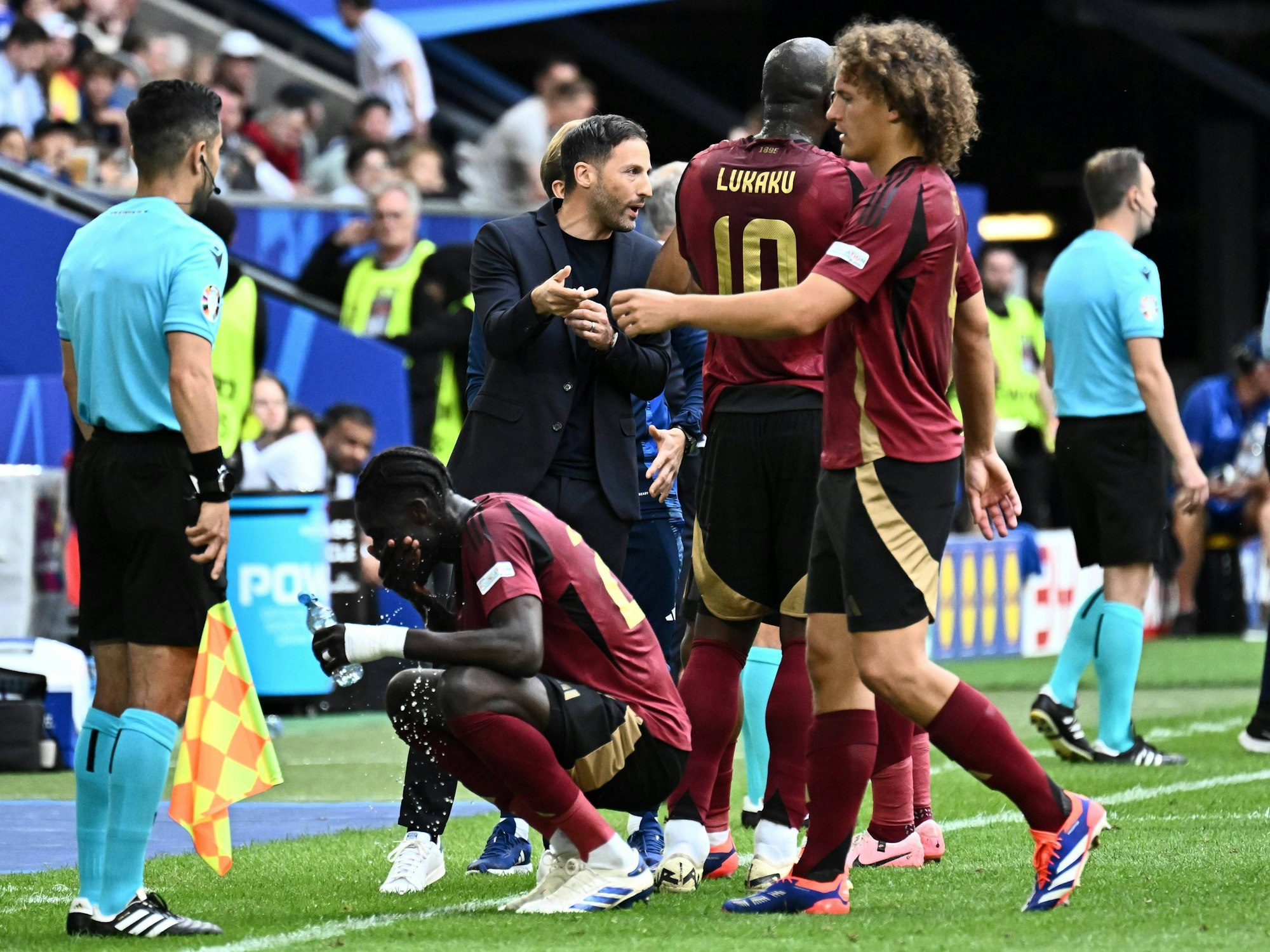 Domenico Tedesco spricht mit seinen Belgien-Spielern beim EM-Spiel gegen Frankreich.