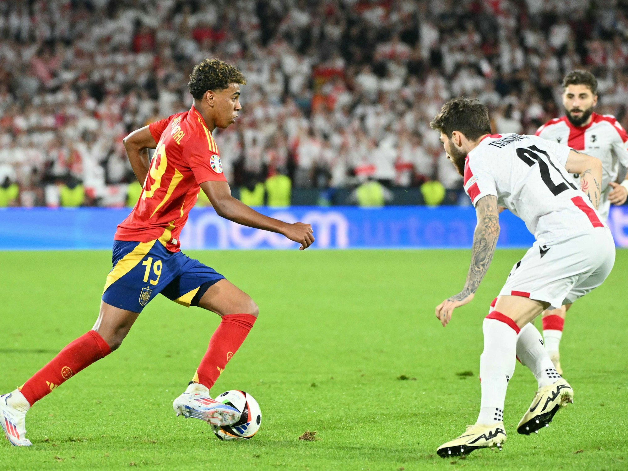 Lamine Yamal rennt mit dem Ball über das Feld.
