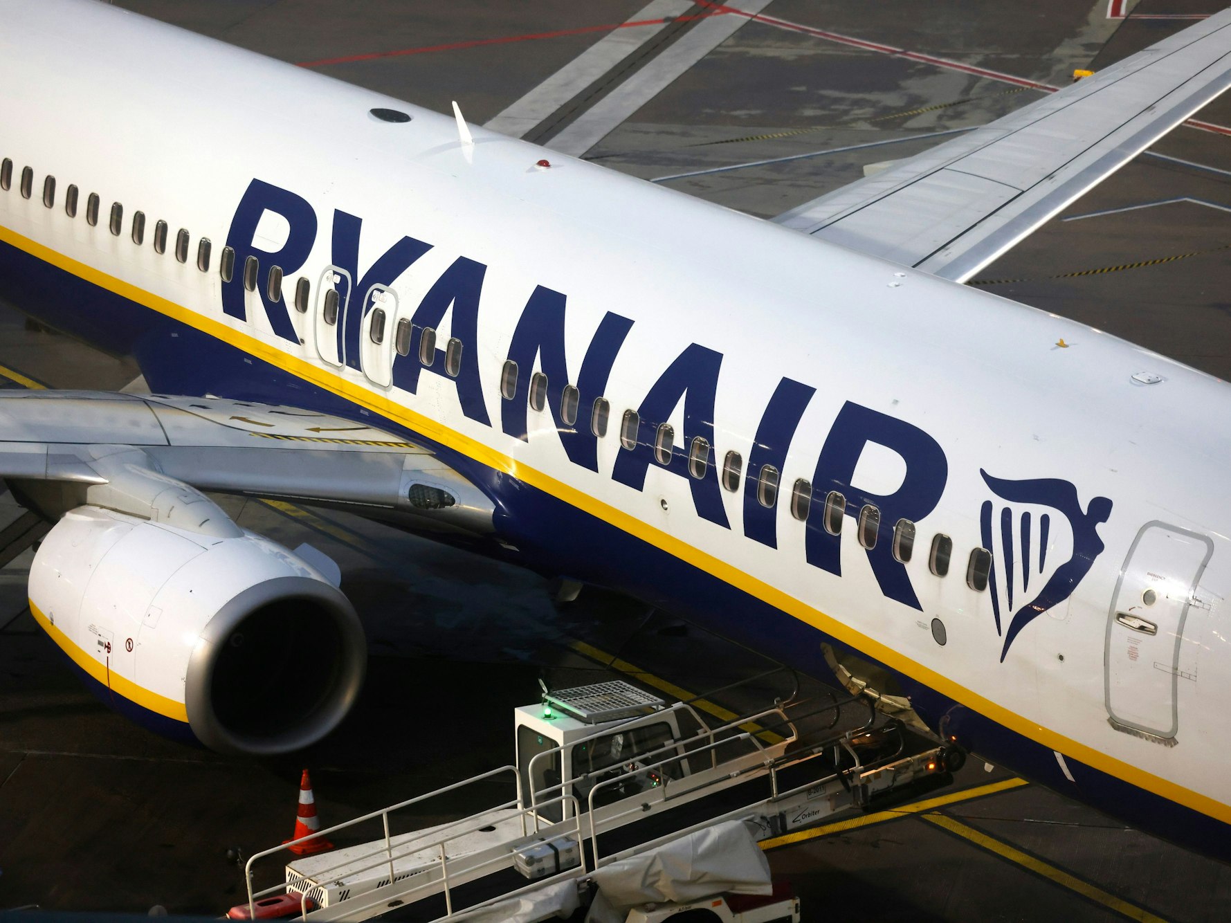 Eine Maschine der Fluggesellschaft Ryanair steht auf dem Flughafen Köln/Bonn (Symbolfoto).