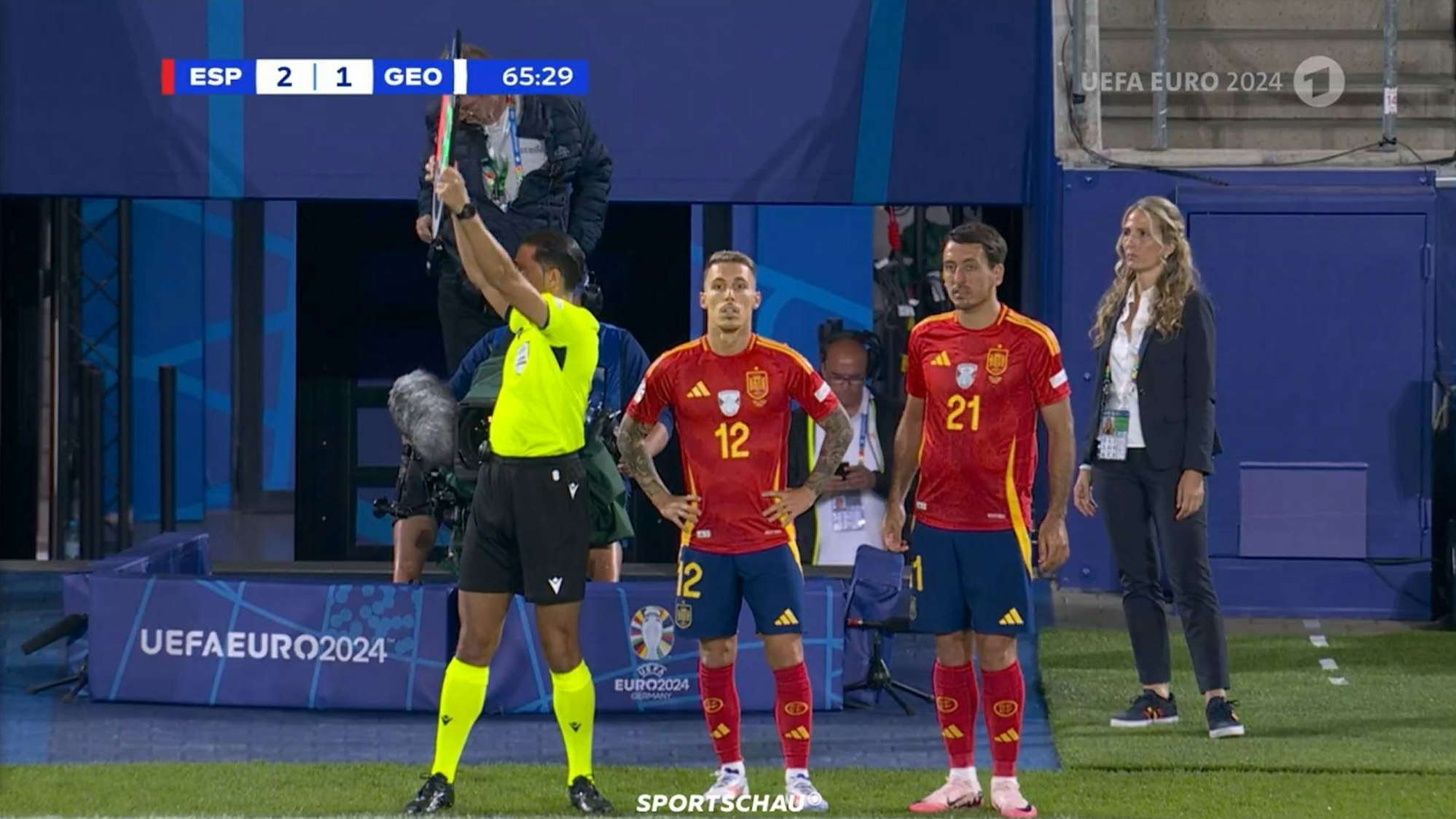 Spaniens Teammanagerin Nuria Martínez Navas schaut im EM-Spiel zwischen Spanien und Georgien bei der Arbeit des Vierten Offiziellen ganz genau hin.