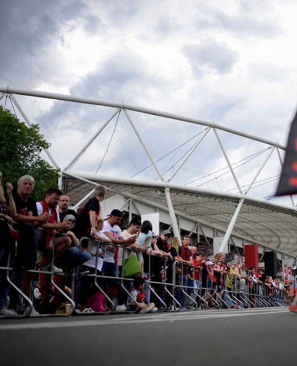 Die Fans von Bayer 04 Leverkusen warten bei der Doublefeier am 26. Mai 2024 vor dem Stadion auf den Feierbus.