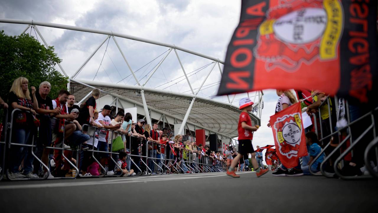Die Fans von Bayer 04 Leverkusen warten bei der Doublefeier am 26. Mai 2024 vor dem Stadion auf den Feierbus.