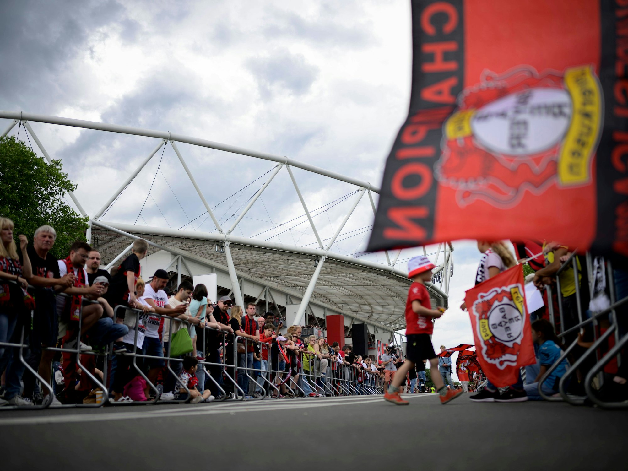 Die Fans von Bayer 04 Leverkusen warten bei der Doublefeier am 26. Mai 2024 vor dem Stadion auf den Feierbus.