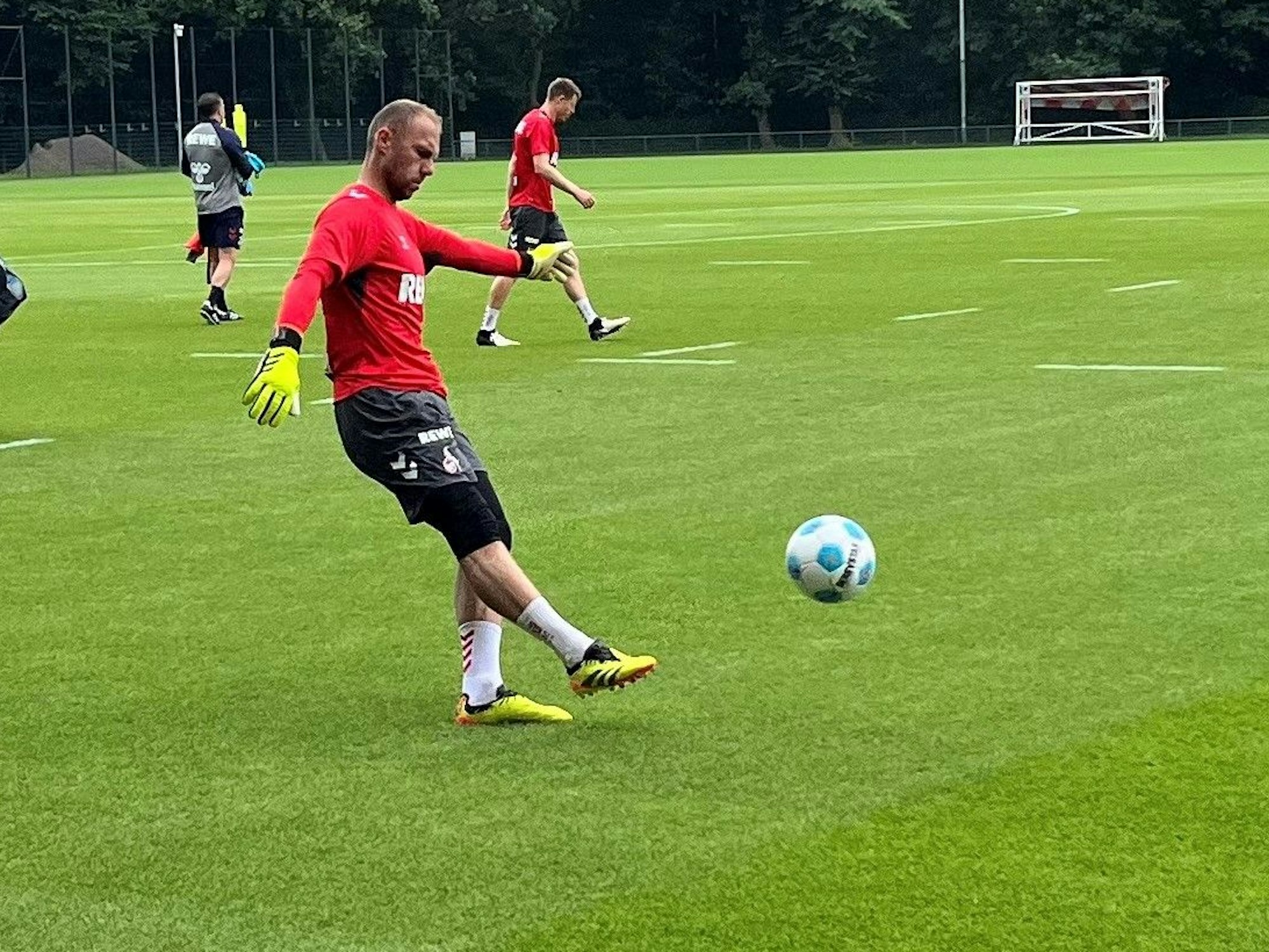 Marvin Schwäbe beim Training des 1. FC Köln.