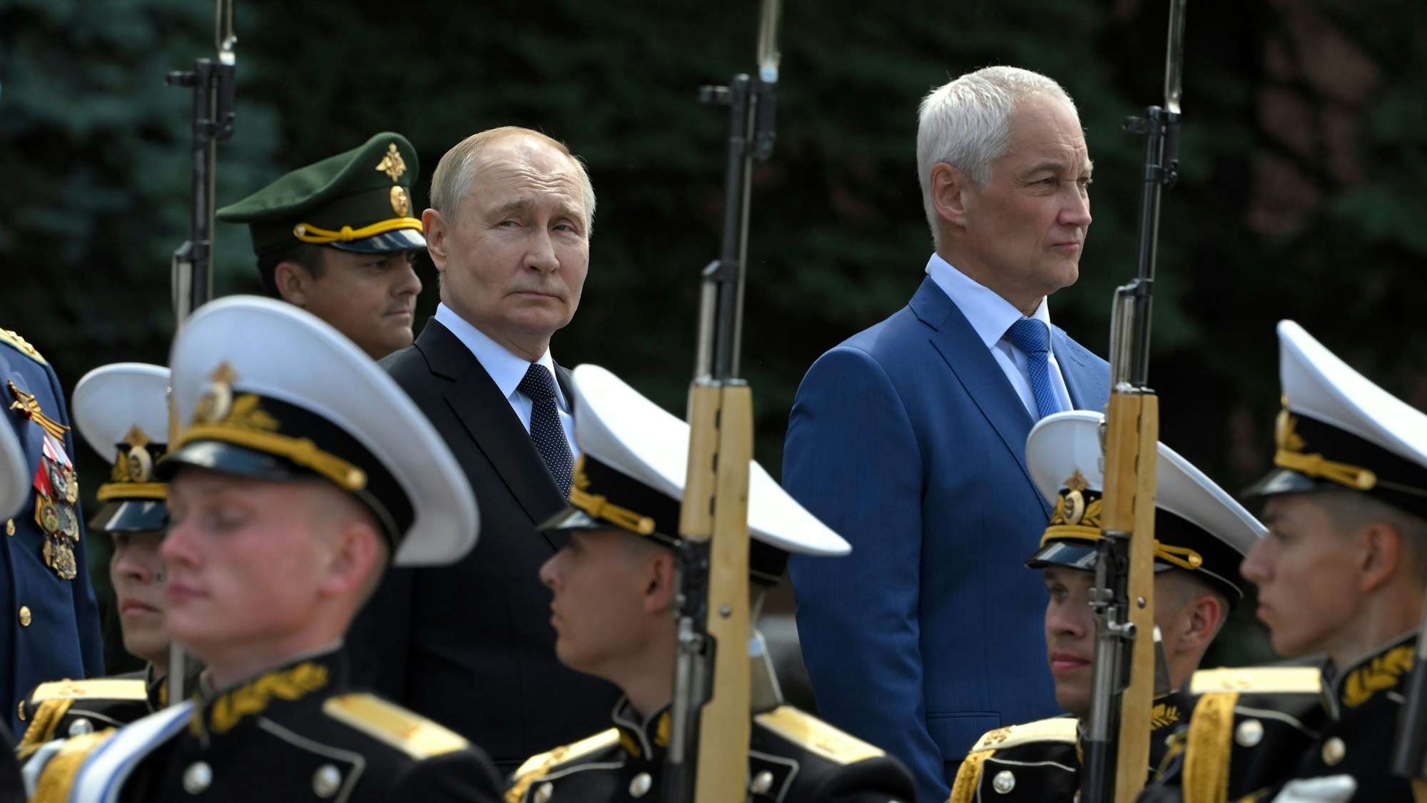 Der russische Präsident Wladimir Putin (links) und Verteidigungsminister Andrej Belousow nehmen am 22. Juni an einer Zeremonie in Moskau teil.