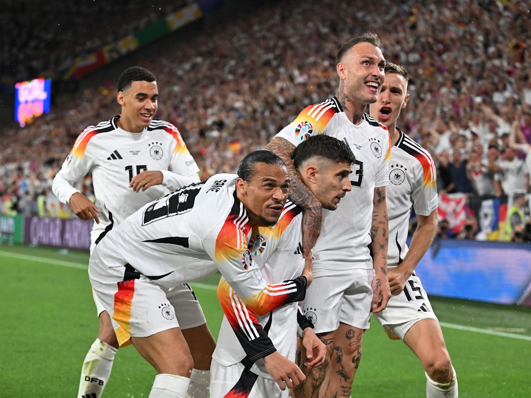 Deutsche Spieler um Kai Havertz jubeln nach dem 1:0 gegen Dänemark mit den Fans.