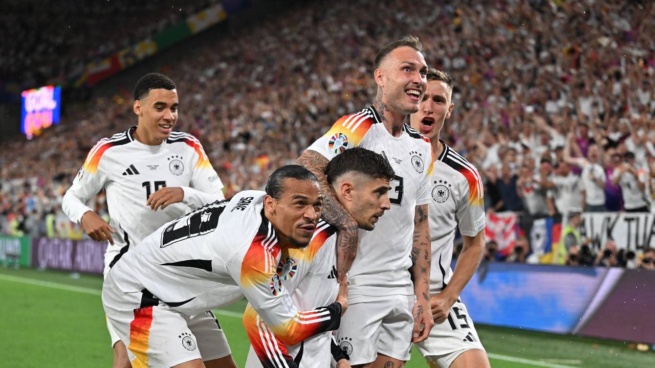 Deutsche Spieler um Kai Havertz jubeln nach dem 1:0 gegen Dänemark mit den Fans.