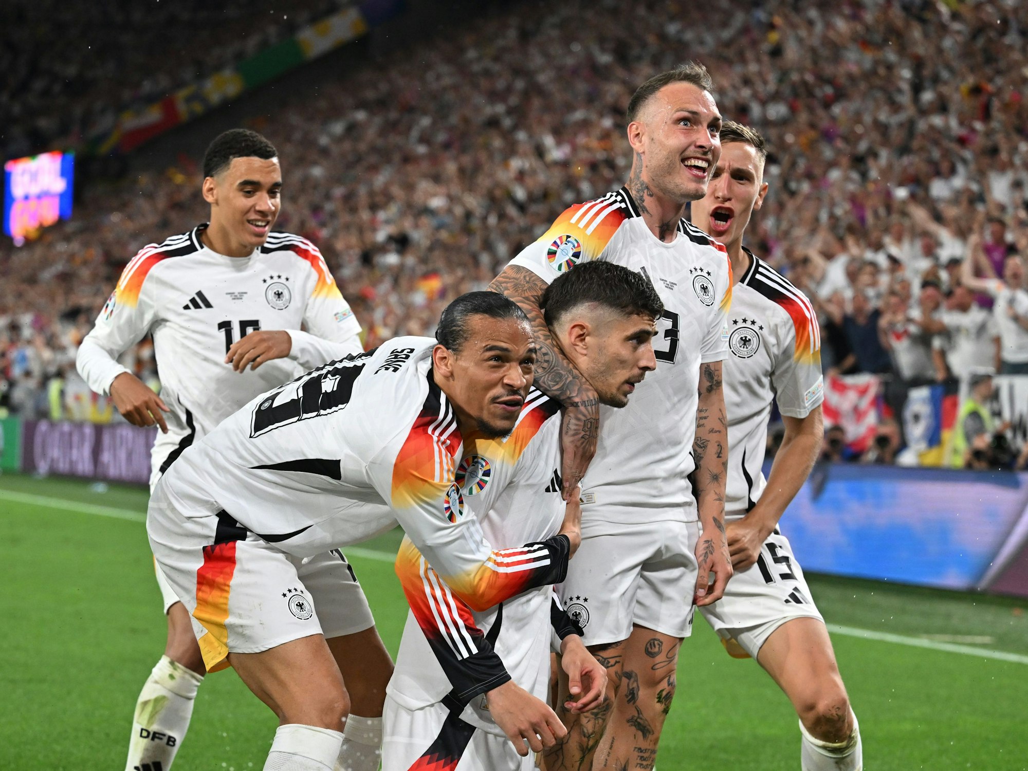 Deutsche Spieler um Kai Havertz jubeln nach dem 1:0 gegen Dänemark mit den Fans.