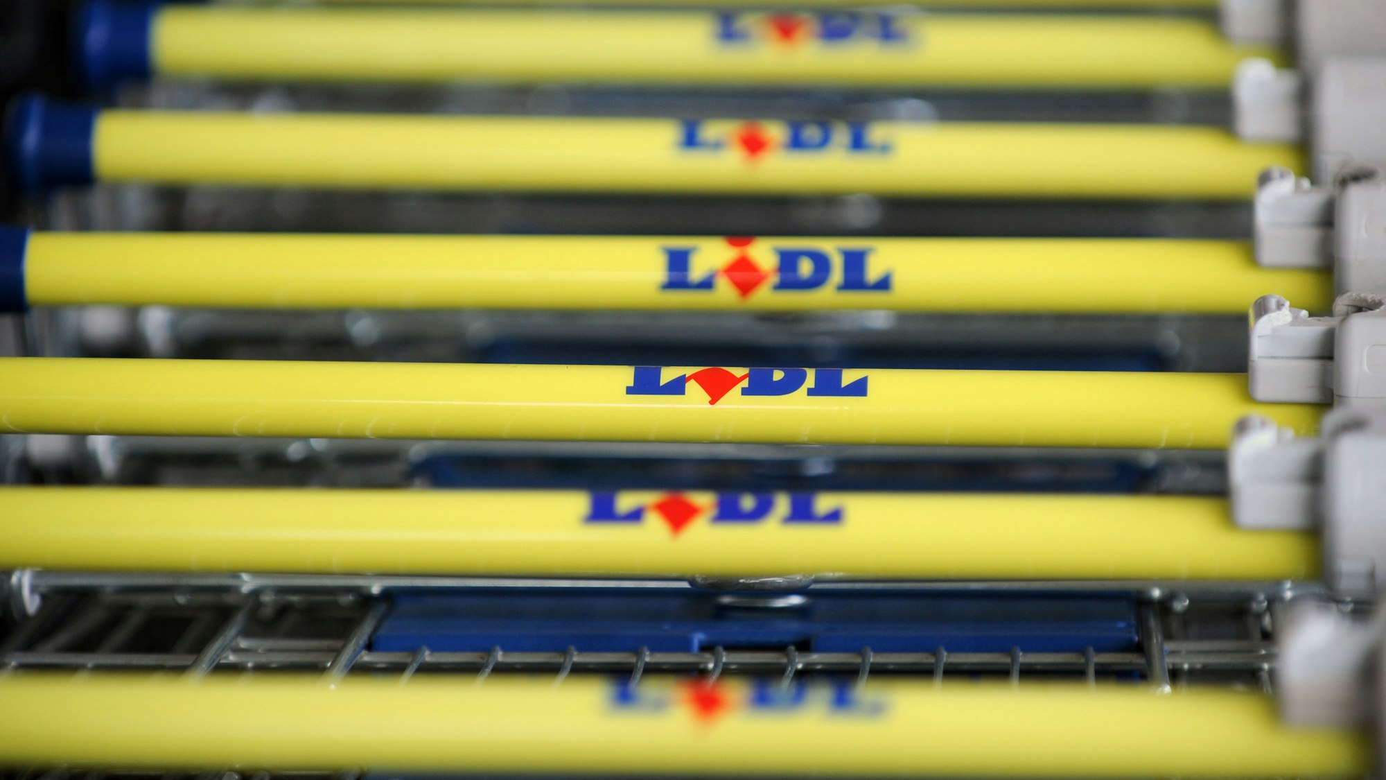 Lidl ist einer der Hauptsponsoren der deutschen Heim-EM und versucht natürlich, mit internationaler Werbung davon zu profitieren. Das Archivbild zeigt Werbung in Stuttgart (2022).