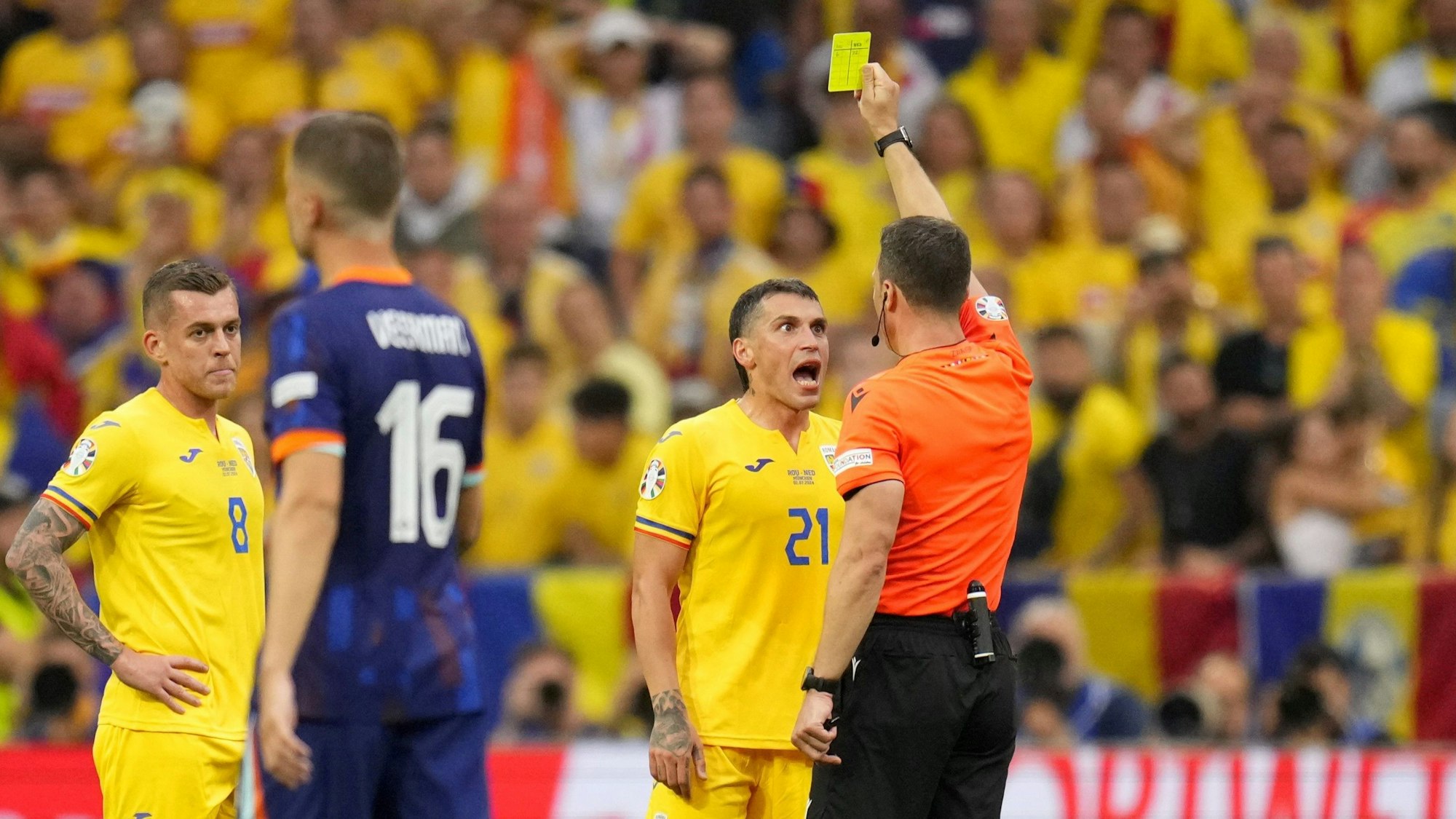 Nicolae Stanciu beschwert sich bei Schiedsrichter Felix Zwayer.