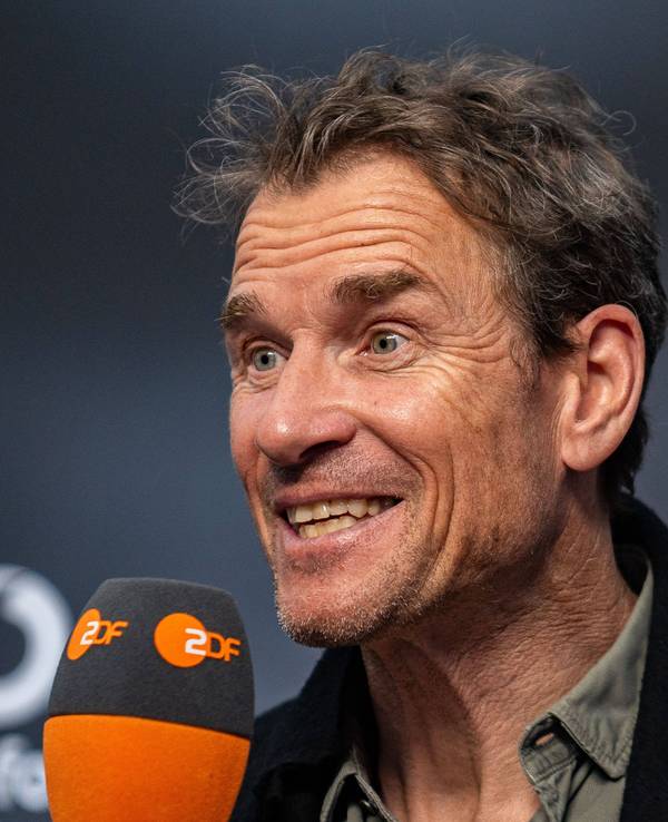 Jens Lehmann spricht in ein ZDF-Mikrofon.